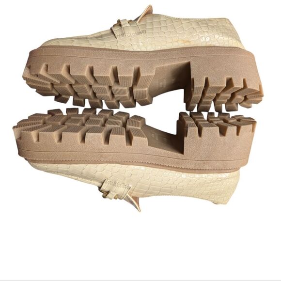 UO cream Lugged Croc Print Modern Chic Glam Hip Platform Loafer sz 8 - Picture 10 of 12